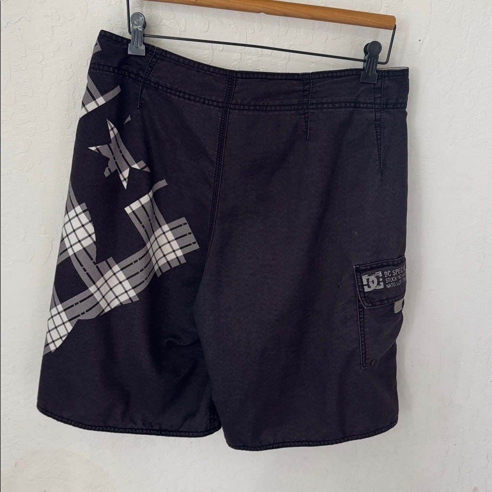 Vintage DC Black Plaid Spell Out 10 in inseam Built in Can Opener Swim Trunks 34 - Picture 6 of 9